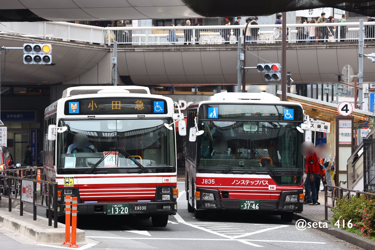 立川バス・J418
西東京バス・A10632、A50601
小田急バス・12-E9330
例年4月下旬に行われる三多摩メーデー。
会場を結ぶシャトルバスは例年立川バスが担当していますが、今年は小田急と西東京も担当しました。
立川からは新車なHL、西東京からはPJ-LVやRAなど、例年と比べると顔ぶれも一気に豊かに。