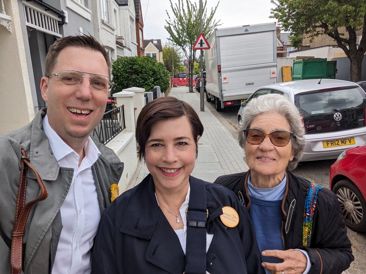 Great response in Southfields this afternoon - thank you to all the @WandsLD who joined me & local champion @SueWixLD