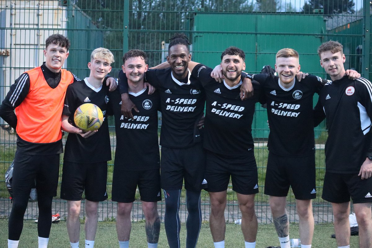 Smiles all round for the winning team at yesterday's training session. 😃⚽️