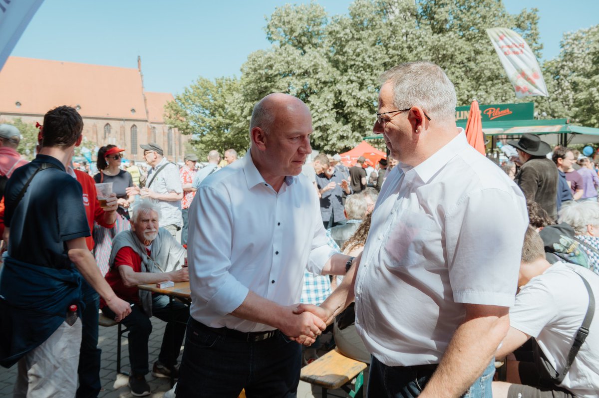 Heute hat der Regierende Bürgermeister @kaiwegner das Maifest des @DGB_Berlin_BRB besucht. Dabei tauschte er sich mit den Gewerkschaften aus.