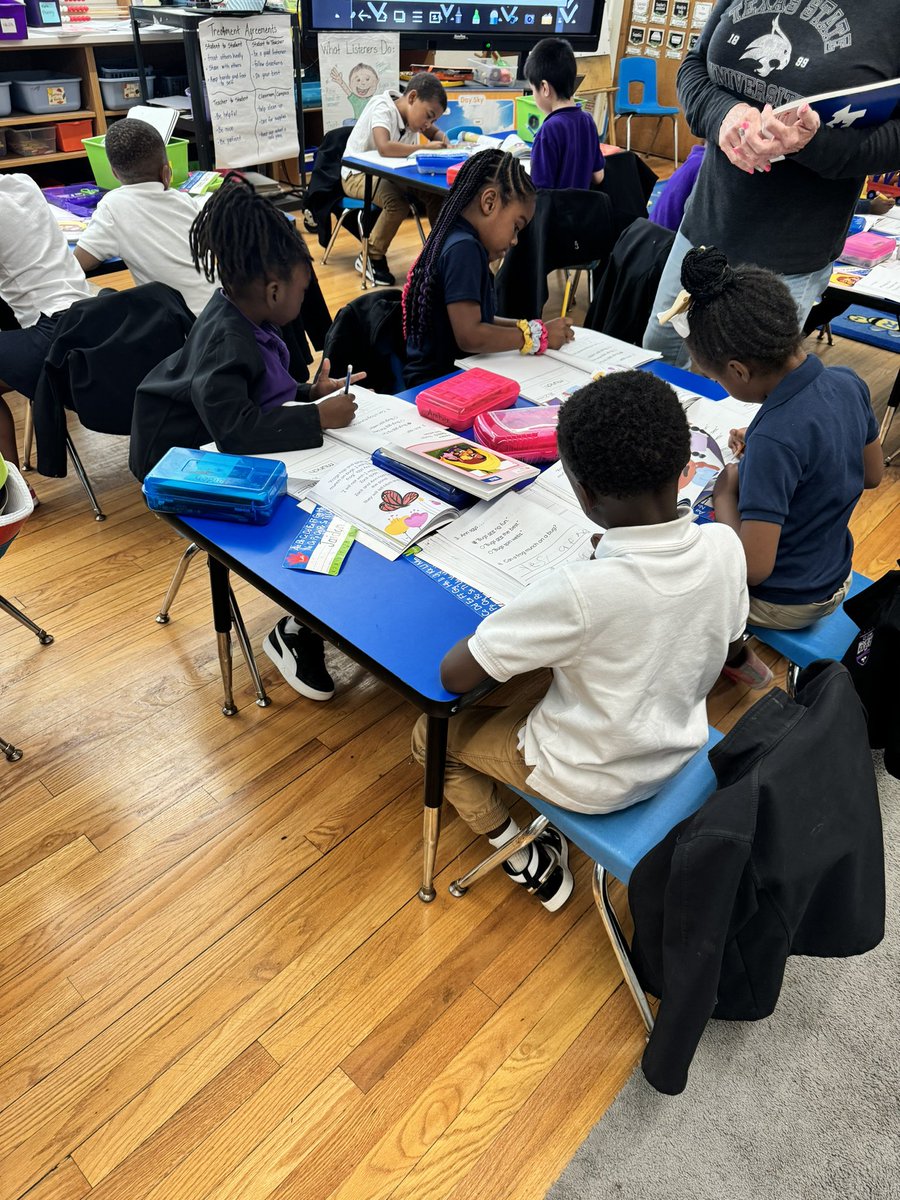 Bugs are FUN to read and write about in Kindergarten @CF_Carr in Dallas ISD. Lots of rich vocabulary and active learning happening today! @DrElenaSHill @MurilloDebbie1 @ICanReadDallas @Dallasacademics