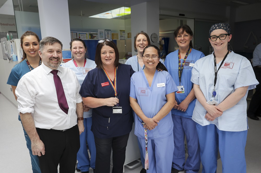 The Health Minister has praised Craigavon Area Hospital staff for their innovative work 👏 Robin Swann met teams working in the Extracorporeal Shock Wave Lithotripsy (ESWL) service and the Post Anaesthetic Care Unit (PACU). ➡️Read more here: health-ni.gov.uk/news/innovativ…