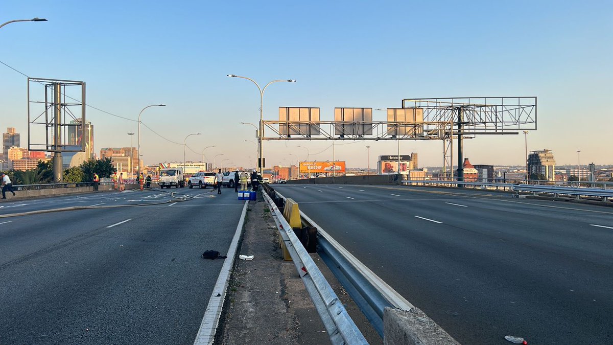 Update - The firefighters' hard work has paid off, and the northbound section of the M1 through the Joburg CBD is now officially OPEN for motorists! Vision Tactical remains on scene, ensuring support as the freeway welcomes drivers heading north. 🚗💨 Drive safely and thanks…