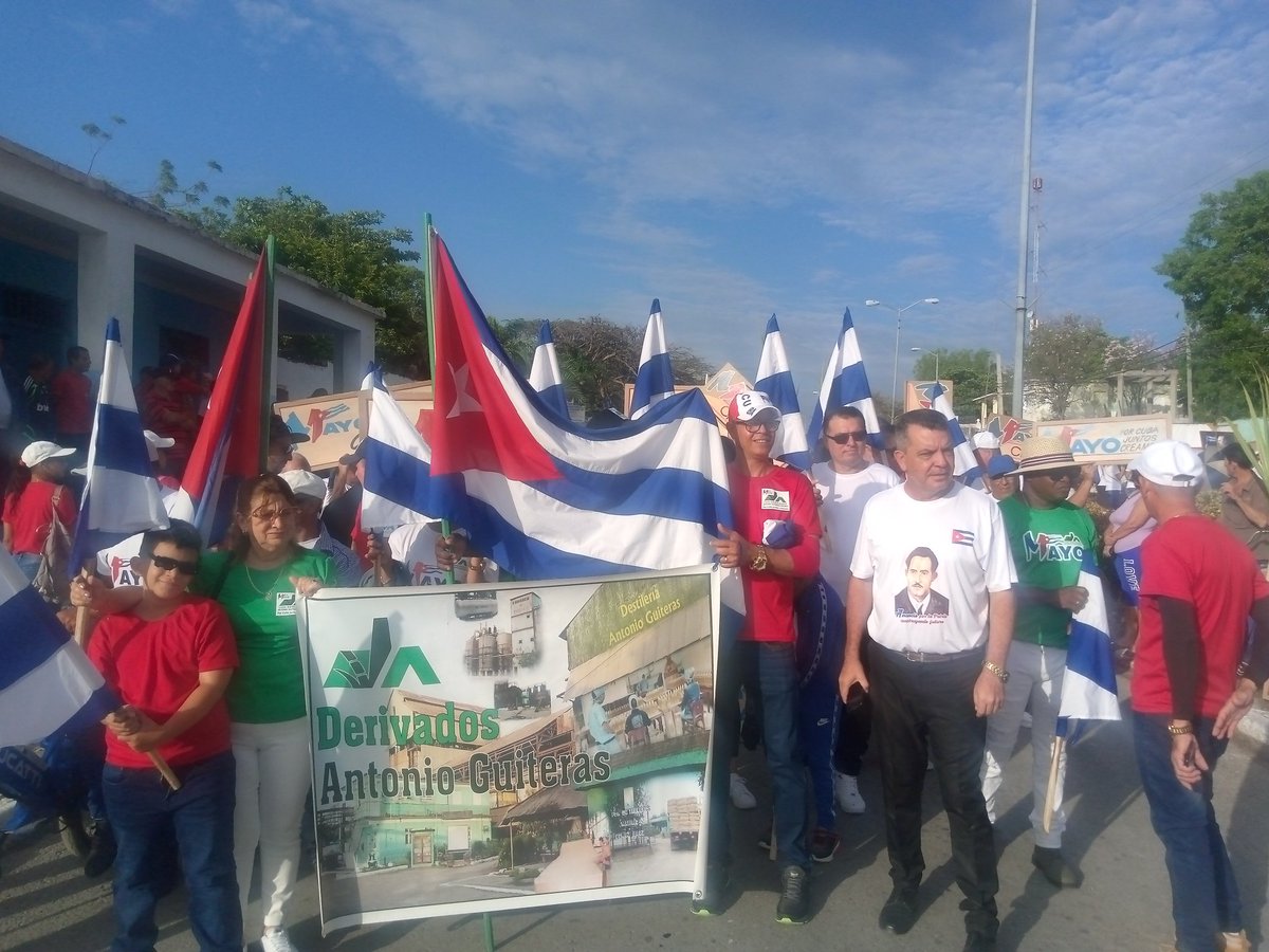 El pueblo trabajador de #PuertoPadreVaXMás, acudió de forma masiva al desfile por el Primero de Mayo , la alegría demuestra que los trabajadores celebran el disfrute de sus derechos y la satisfacción de crear juntos por Cuba. @DiazCanelB @DrRobertoMOjeda @PartidoPCC