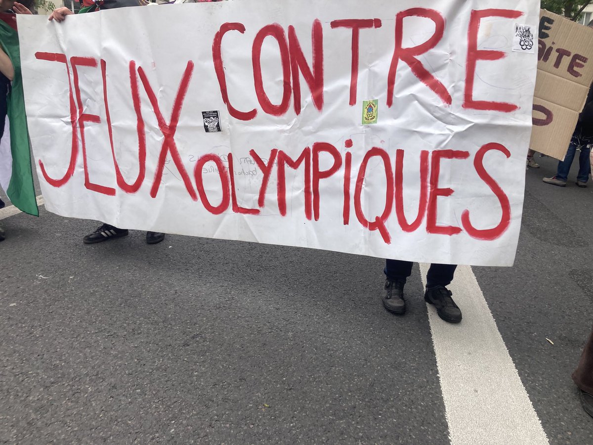 🔴Les meilleurs messages et actions contre les saccages sociaux et environnementaux des #JeuxOlympiques de #Paris2024 lors de la manifestation du #1erMai à #Paris.

- Partie 1/3 -

📸 @2024Saccage

#Manif1erMai #Greve1erMai
#JOduZbeul #JOParis2024