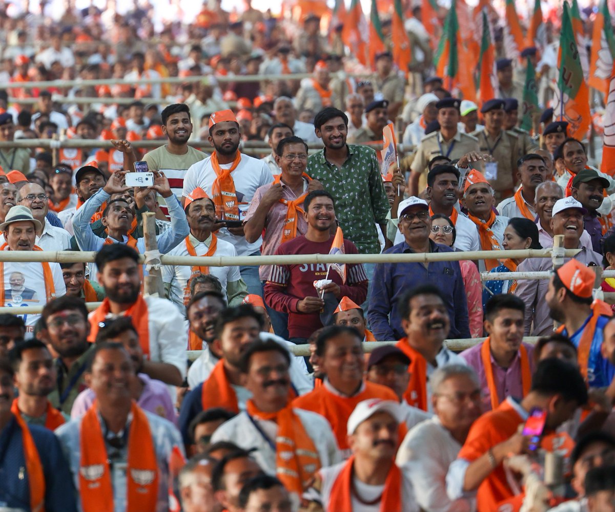 This is what keeps PM Modi going! Glimpses from PM Modi's massive rally in Sabarkantha, Gujarat.