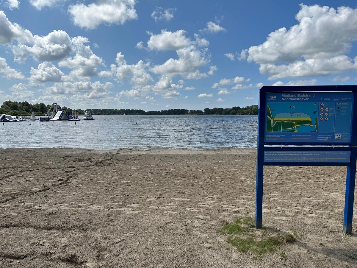 Het zwemseizoen is begonnen! Leuk en verkoelend, maar #zwemmen in natuurwater kan ook risico’s hebben. Check de veiligheid en de kwaliteit van het #water in je buurt op zwemwater.nl.🌊☀️