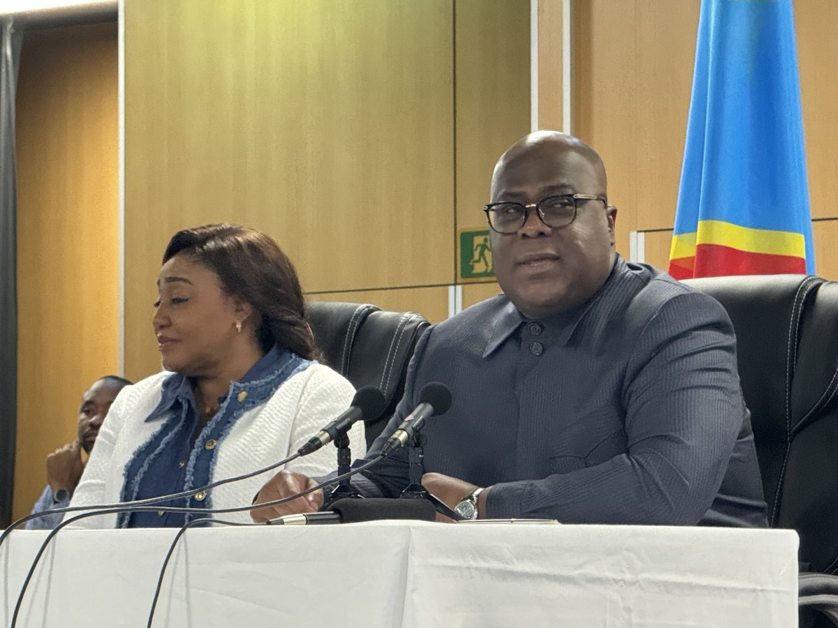 #DiasporaRDC_France fatshi13 devant la diaspora congolaise de Paris : « J’avais promis de repasser partout où diaspora avait massivement voté pour moi pour vous dire merci. Je sais que beaucoup attendaient que vous votiez contre moi mais vous les avez démentis. Merci pour ça »…