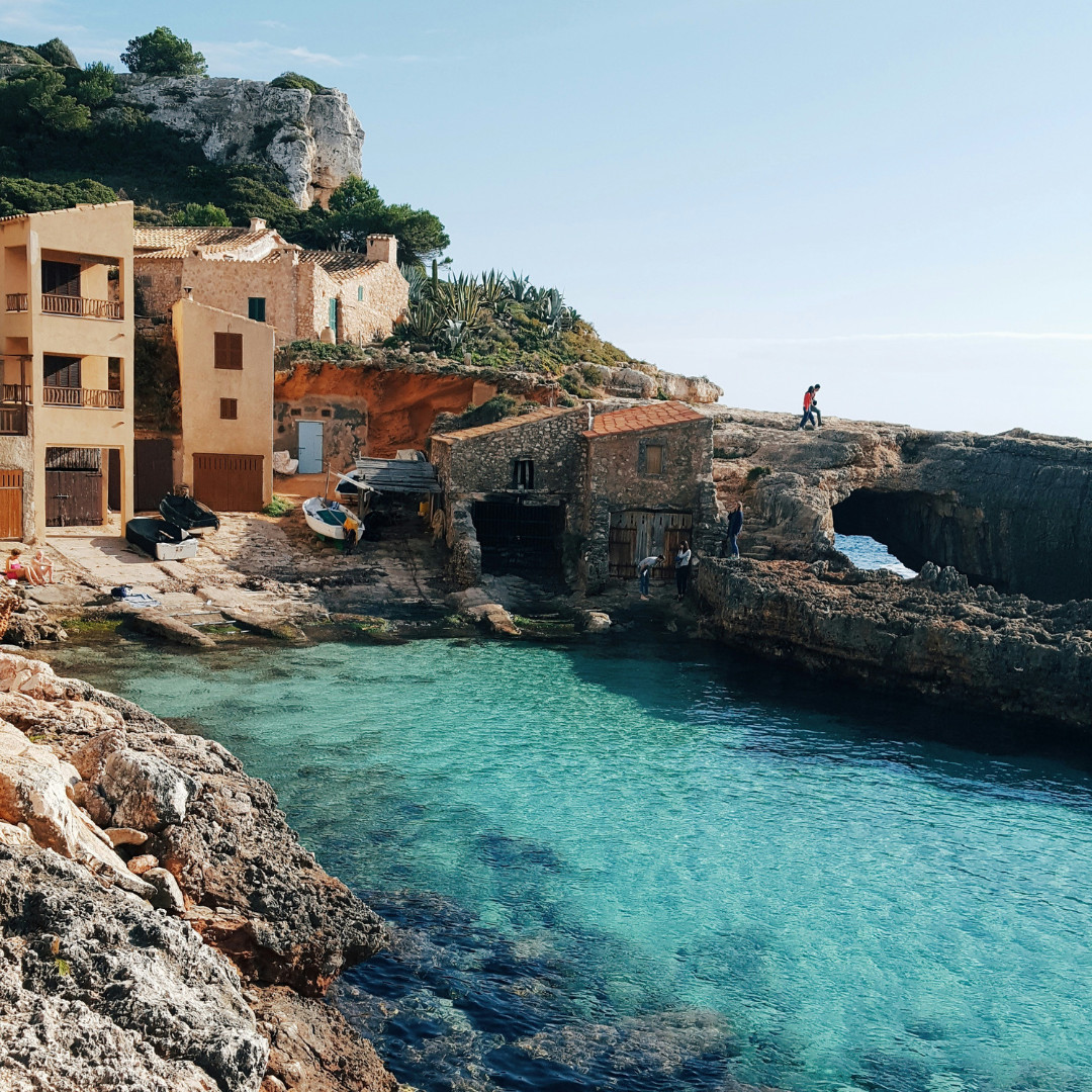 Aan de kust van #Mallorca ligt #CalaSAlmunia. 😍

Deze rustige enclave, omringd door een spectaculaire rotskust, biedt bezoekers de mogelijkheid om te ontspannen en te genieten van de rust en schoonheid van de Middellandse Zee. 🏞️🌊

👉 t.ly/6w21Q

#VisitSpain