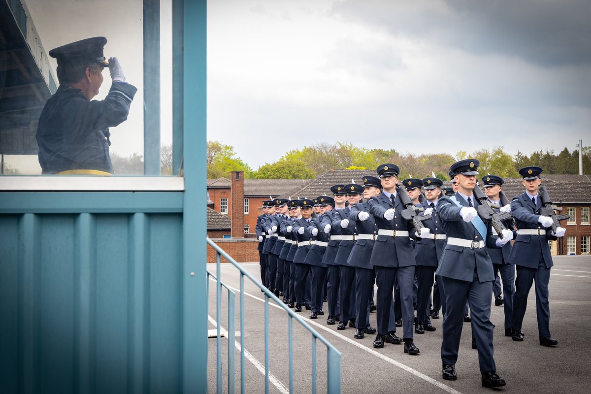 Another successful intake graduated at RAF Halton today with a spectacular Spitfire flypast to celebrate!

Congratulations to the 66 recruits on Thompson intake who successfully completed their basic training and good luck to you all in your RAF careers🇬🇧💪

#NoOrdinaryJob 
#RAF