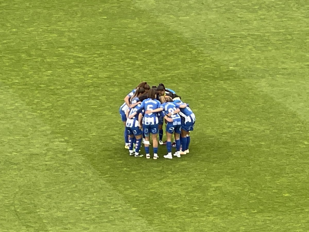 vitoriagasteiz's tweet photo. ⚽️ #Gasteiz Iko alkate Maider Etxebarria eta #Kirol zinegotzi Ana López de Uralde Mendizorrotzako harmailetatik ikusten ari dira #Alaves #Gloriosas eta @AthleticClub taldeen arteko #derbia Aurrera neskak!
#GloriosasAstea #Mendi100  👏👏👏👏#GoazenGloriosas #VitoriaGasteiz 
🤝 @Alaves