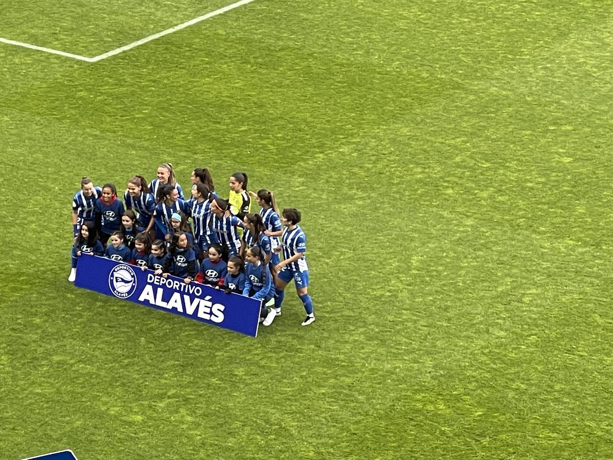 vitoriagasteiz's tweet photo. ⚽️ #Gasteiz Iko alkate Maider Etxebarria eta #Kirol zinegotzi Ana López de Uralde Mendizorrotzako harmailetatik ikusten ari dira #Alaves #Gloriosas eta @AthleticClub taldeen arteko #derbia Aurrera neskak!
#GloriosasAstea #Mendi100  👏👏👏👏#GoazenGloriosas #VitoriaGasteiz 
🤝 @Alaves