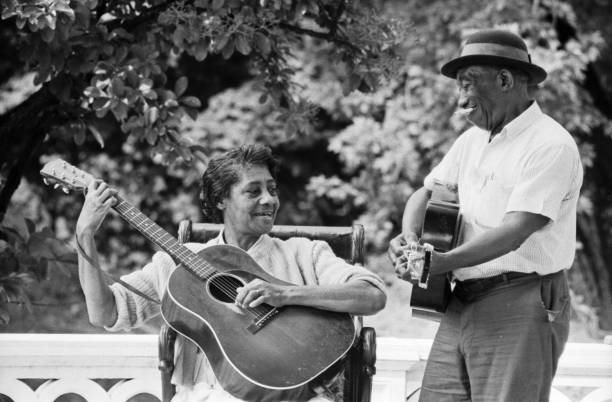 Elizabeth Cotten and Mississippi John Hurt at the Newport Folk Festival. 📷 David Gahr