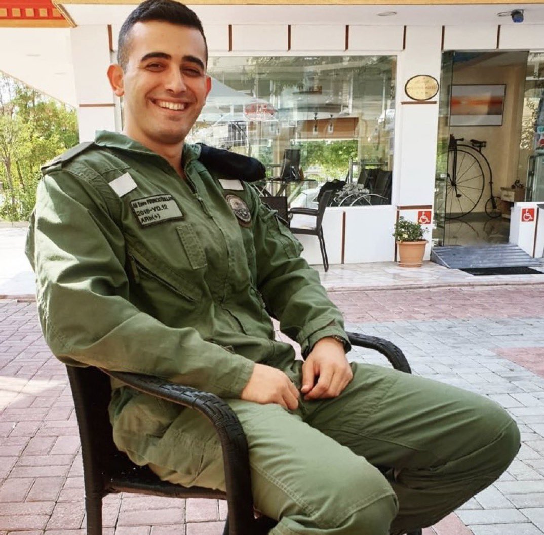 'Şehit olursam bu fotoğrafı paylaşın,
çok içten gülmüşüm'

Şehit Teğmen Ali Emre FIRINCIOĞLU
20 şubat 2020 idlib Şehidimiz.

senin için can verenleri unutma unutturma.🇹🇷