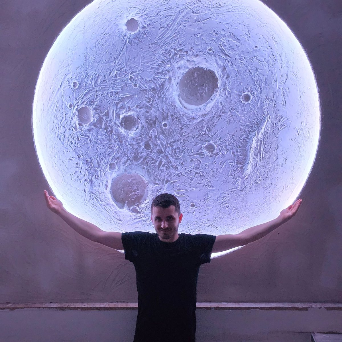 A new studio has its dominant feature. The Moon is almost complete. Beauty, inspiration, sadness, art.. How do you like it ? Cant wait to work here and compose music. 

#moon #martinczerny #art