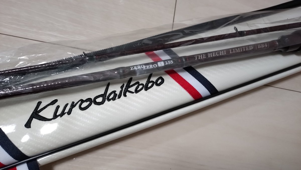 gogo_ichi755's tweet image. 急遽、大魔王さんからのお呼びだし。「例の逸品キター」という事で集合！
#黒鯛工房 THE ヘチ limited BB4 #ZEROZERO T255
を受け取り、開封の儀。
竿だけでなく、ケースまでこだわりが伝わってくる美しい仕上がり。畏敬の気持ちを抱きつつも、さぁーガンガン使うぞ～！😃😃