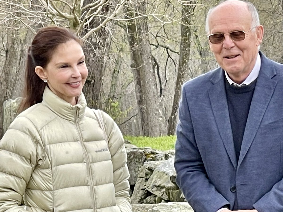 Our Laurie O’Neill is live on scene at The Old Manse with @AshleyJudd and @nationaltrust officials for the big endangered historic places announcement in re #Hanscom expansion. Check theconcordbridge.org for updates #mapoli