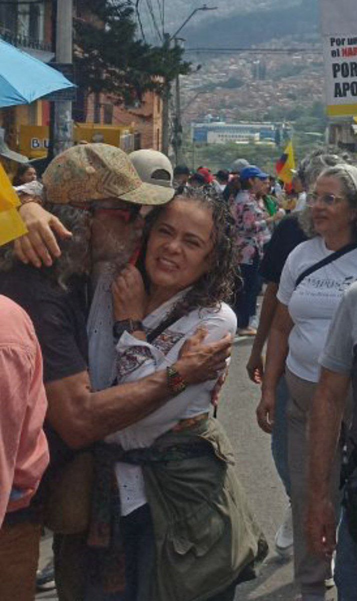 ❗️ACOSO PETRISTA EN LA MARCHA❗️
Solo ver la cara de desagrado de la Sra 🤮🤮🤮🤮 #QueAsco
Esta gente no cambia ni con la edad. El Petrismo reúne La Guerrilla, el Narcotrafico, Bandas, Corrupcion, etc.
#PetroDictador 
#LaIzquierdaEsFracaso