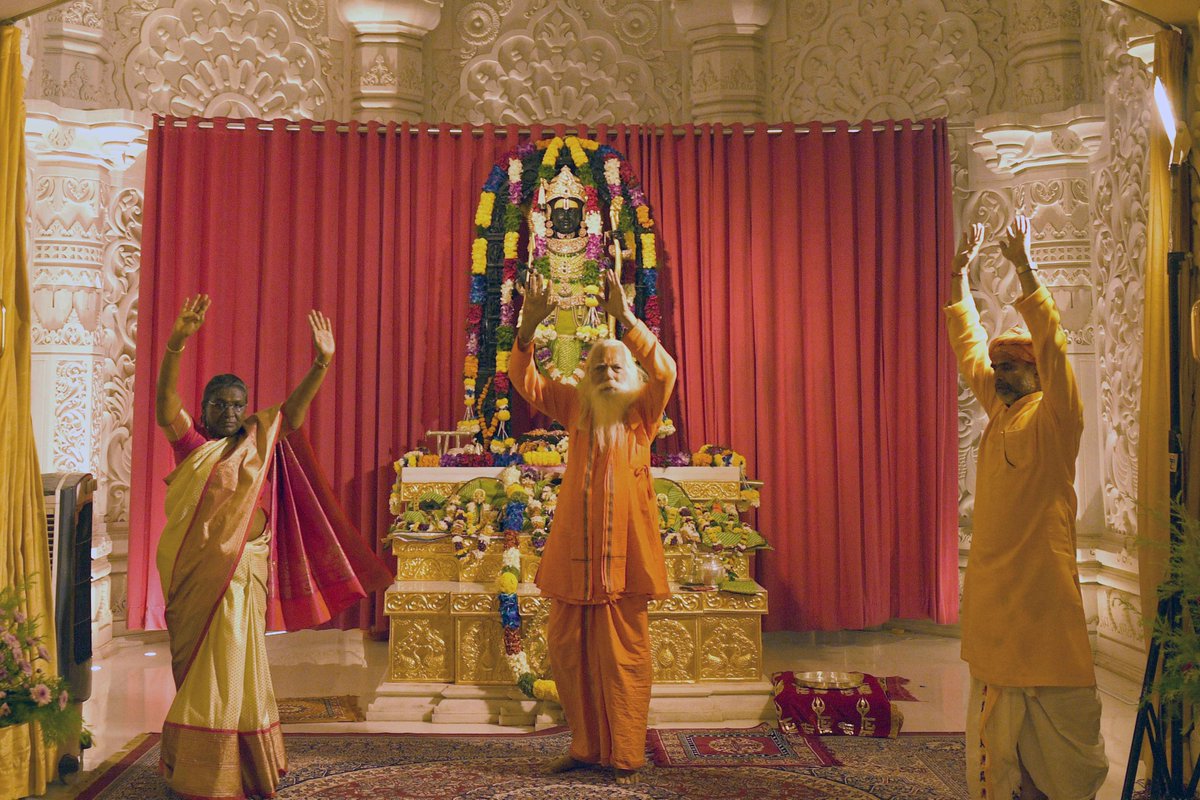 अयोध्या में भगवान राम के बाल-स्वरूप का दर्शन कर पूजा-अर्चना की राष्ट्रपति द्रौपदी मुर्मु ने.

#AyodhyaRamTemple