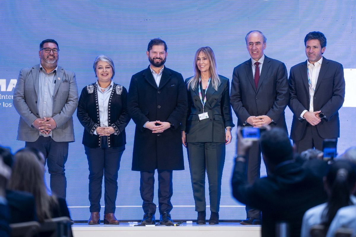 Todo mi reconocimiento para las trabajadoras y trabajadores en este 1 de mayo, en el que junto a la ministra @jeannette_jara reafirmamos nuestro compromiso por mejores condiciones laborales con el aumento del salario mínimo y la implementación de la primera etapa de la ley de 40…