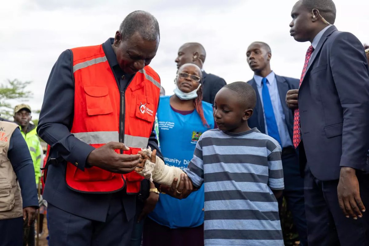 🇰🇪 Kenyan President Ruto visits flood victims, urges citizens to evacuate before too late 'We are asking every #Kenyan in such areas to leave because the forecast is that rain will continue and the likelihood of flooding and loss of lives is real. Therefore, we must take…