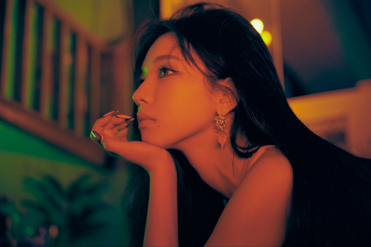 yusterpe's tweet photo. as a karina’s neck lover, i am enjoying this photo sm https://t.co/swX1mRwhdY