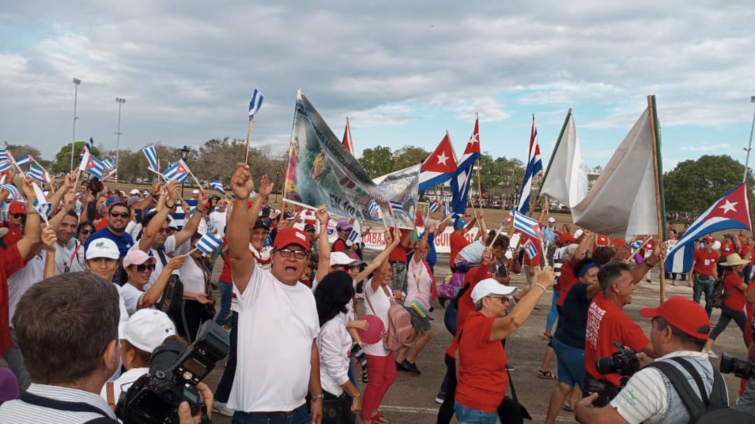 Hoy desde muy temprano en la mañana compartiendo con mucha alegría y fervor revolucionario junto al pueblo holguinero. Viva el Día de los Trabajadores. #DiaDelTrabajador @DiazCanelB @japortalmiranda @MMarreroCruz @PartidoPCC @PresidenciaCuba