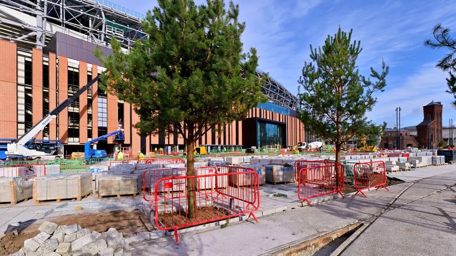 📣 @everton 𝗦𝘁𝗮𝗱𝗶𝘂𝗺 𝘂𝗽𝗱𝗮𝘁𝗲 The new stadium Fan Plaza is starting to take shape! So far, work on the 30,000m-sq plaza has been undertaken in two sections, with the busy vehicle access road slicing through the middle. evertonfc.com/news/3972841/f…