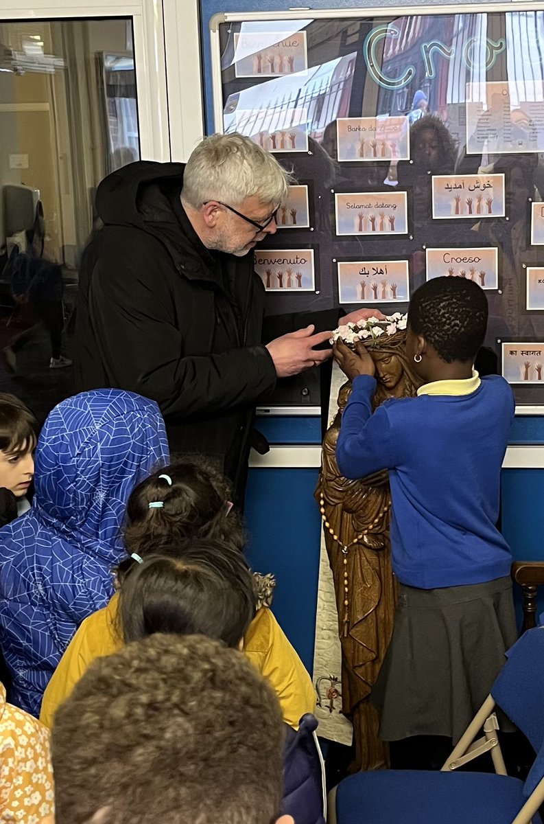 May is Mary’s month so very special for us at SMTV. After School Mass today Fr Dean and D crowned our school statue of Mary who stands in our school foyer. Thank you Fr Dean and Happy May! @stmarysCF10 @SouthCardiffMA @LlandaffDio @LlandaffEd @CommsGuyMatt