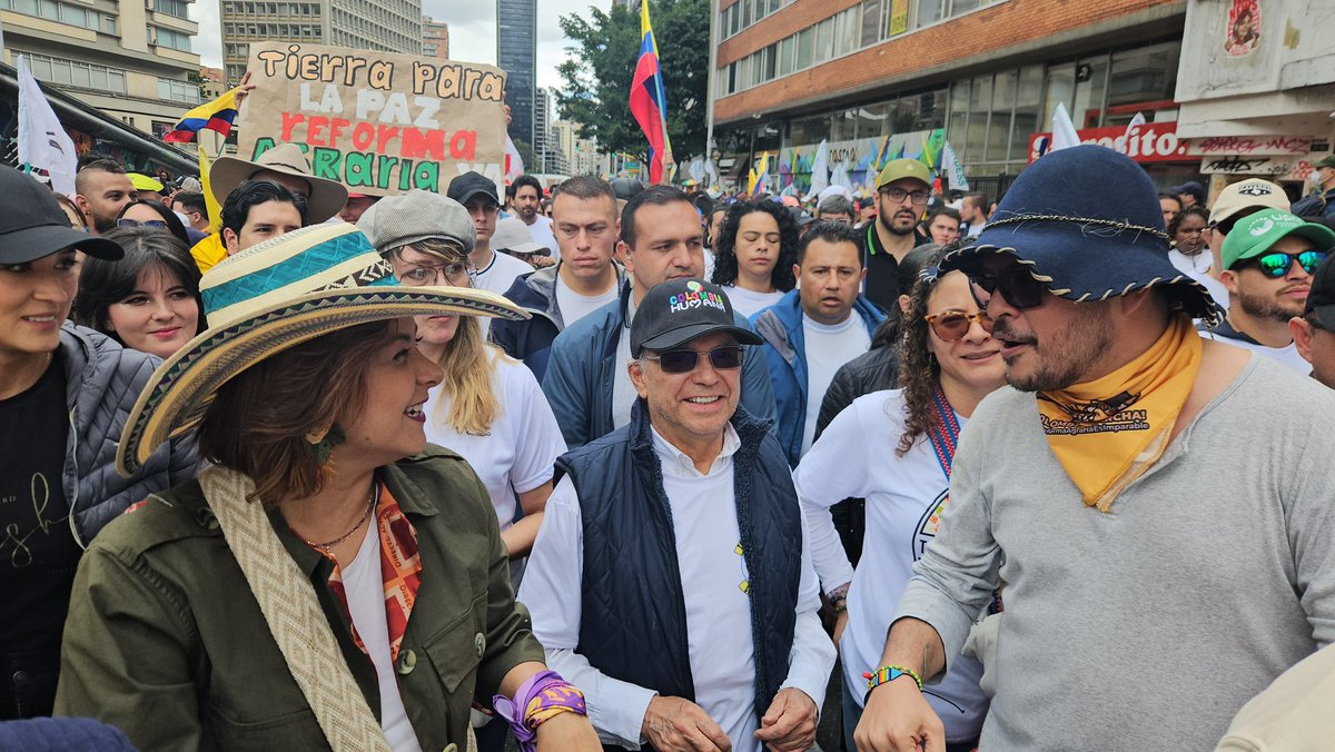 ¡El pueblo se toma las calles de Colombia! 🇨🇴 #AEstaHora 🔴 la ministra @jmojicaflorez acompaña a quienes se movilizan en #Bogotá ⛅️ este 1 de mayo, Día de las y los trabajadores. ¡#LeMarchoAlCambio por un país donde la #ReformaAgraria imparable! ¡Sea real!✊🏾