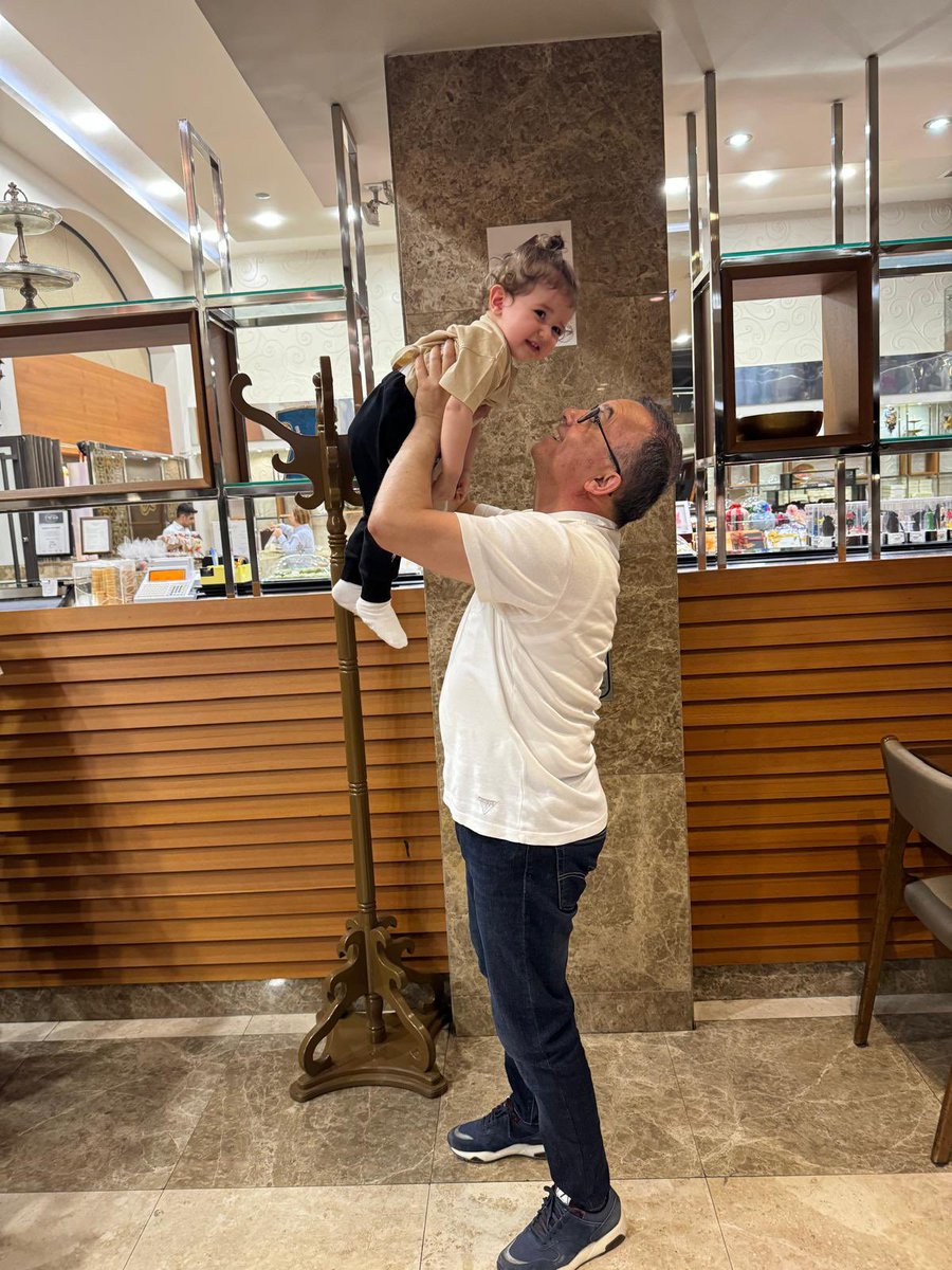 Beni tanıyanlar iyi bilir…

Çocukları çok severim. 

Minik Ege ve annesi ile bir ziyarette karşılaşıp fotoğraf çektirdik. 

İlk fotoda Ege beni tanımaya çalışırken görünüyor. 

İkinci fotoda tanıdığına biraz pişman oldu sanırım.😄😂

#MutluÇocuklar