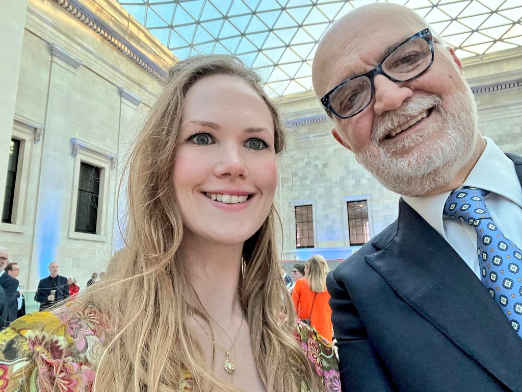 #encounters At the @britishmuseum for the preview of the  #Michelangelo exhibition, Amb. @InigoLND pictured with one of our 2024 #youngleaders, classicist @DaisyfDunn, herself an ambassador of Anglo-Italian relations 🇮🇹🤝🇬🇧 #YLP #YoungLeadersProgramme @UKinItalia @UKinItaly