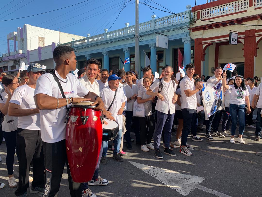 FEUCMPinar's tweet photo. La #FEU Pinareña demostrando la alegría y el entusiasmo que caracteriza a la juventud cubana en el desfile de este singular #1deMayo
#SomosFEU
#FeuUCMPinar
#FeuUPR https://t.co/v2WvwBEAmO