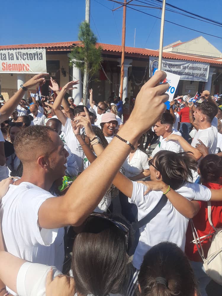 FEUCMPinar's tweet photo. La #FEU Pinareña demostrando la alegría y el entusiasmo que caracteriza a la juventud cubana en el desfile de este singular #1deMayo
#SomosFEU
#FeuUCMPinar
#FeuUPR https://t.co/v2WvwBEAmO