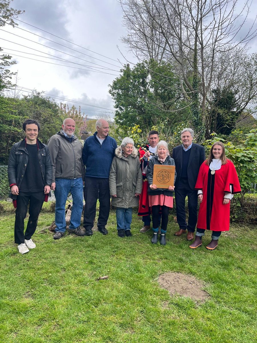 All smiles at the latest Fields in Trust plaque unveiling in #Newport earlier this week. Parc Y Plant is now legally protected, ensuring it will always be there for the local community to enjoy. 🌎🌱 To find out more about our protection work, visit: fieldsintrust.org/about-us/what-…