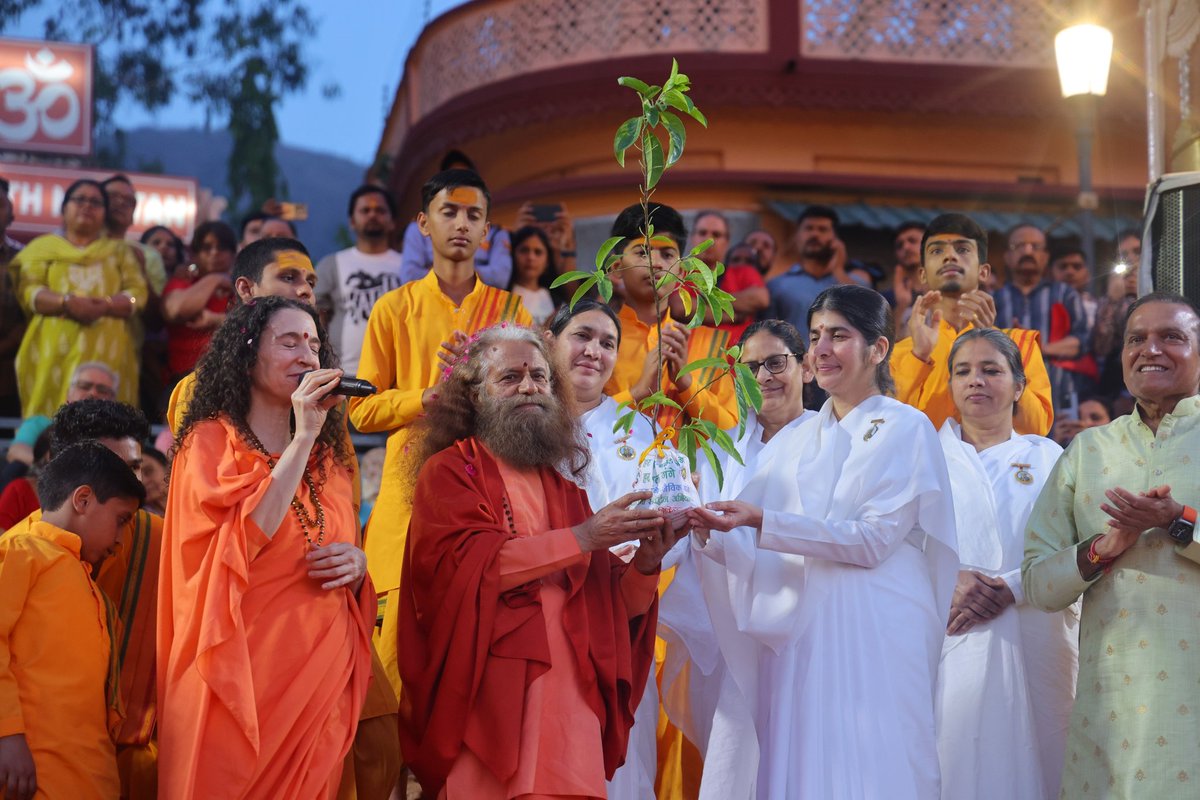 Rajyogini Shivani Ji from the spiritual institution Prajapita Brahma Kumari Ishwariya Vishwavidyalaya arrived at @ParmarthNiketan
Participated in the world famous Ganga Aarti she received Rudraksha sapling #Rishikesh