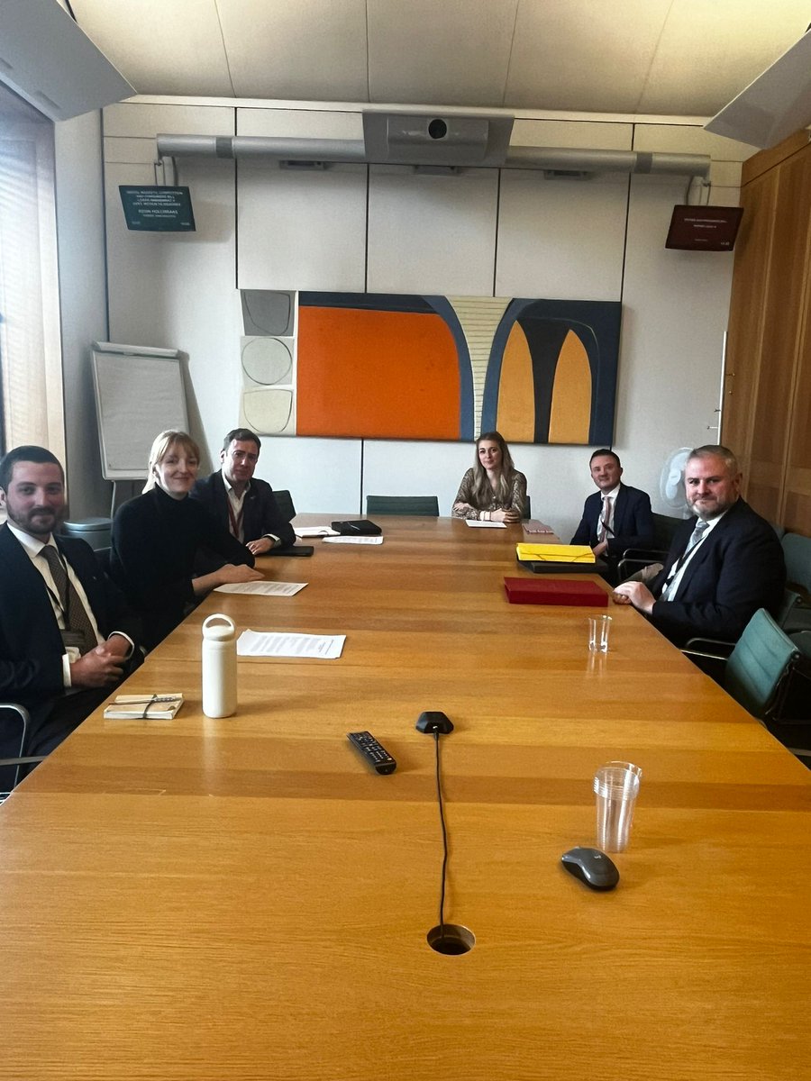 Yesterday @TimmyJSDavis & @AlexPiot joined our chair @charlotte2153 & patron @DehennaDavison in a meeting with @DHSCgovuk Minister @Andrew4Pendle. We urged him to write to @CPhilpOfficial at @ukhomeoffice to ask ACMD to review the evidence w/ a view to rescheduling #psilocybin.
