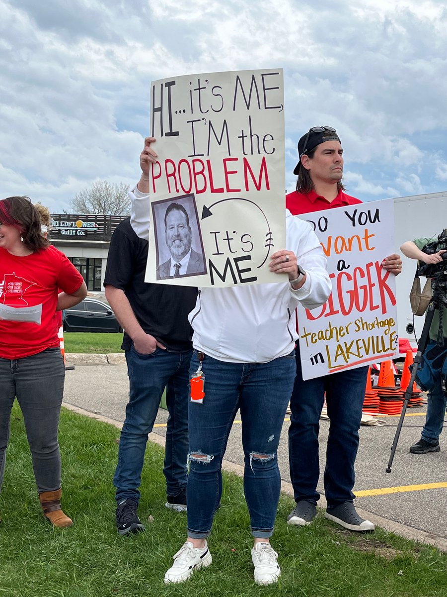 Happy May Day/International Workers Day! Check out these amazing Education workers - Lakeville EML- still fighting for a fair contract. @EducationMN @unionadvocate @LVandassor