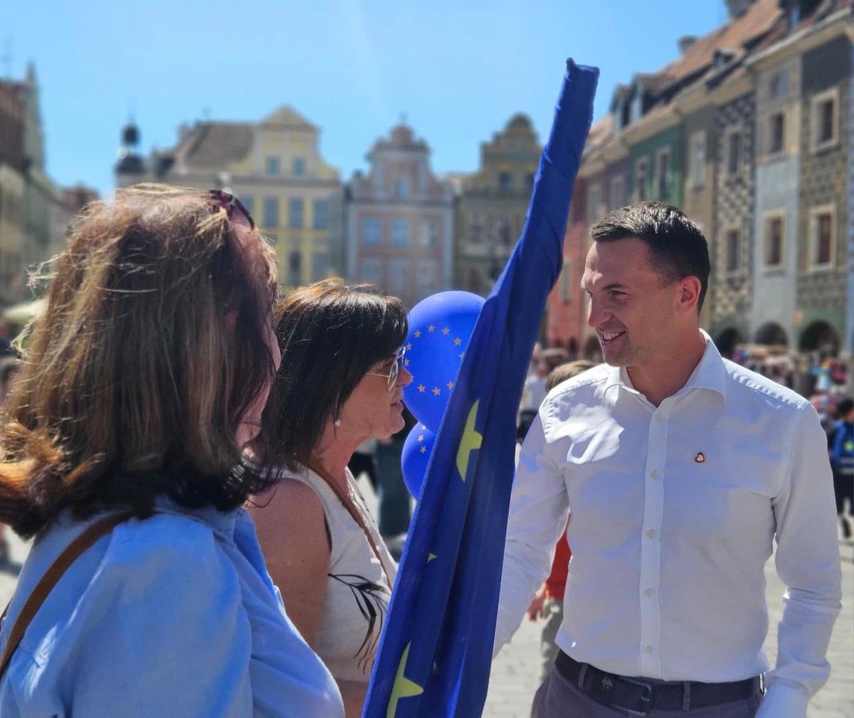 adamSzlapka's tweet photo. Dobra decyzja Polaków, dobre 20 lat dla Polski, dobre 20 lat dla Europy. Jest co świętować. Razem jesteśmy silniejsi! #20latPLwUE https://t.co/WWpffxWUvF