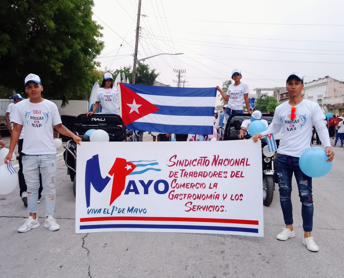 CMKX_English's tweet photo. Thousands of workers, students and people in general marched in #Manzanillo for the celebrations of the International Worker´s Day.
#1Mayo 
#PorCubaJuntoCreamos 
#ProvinciaGranma 
#Cuba https://t.co/yo8RPmvjBv