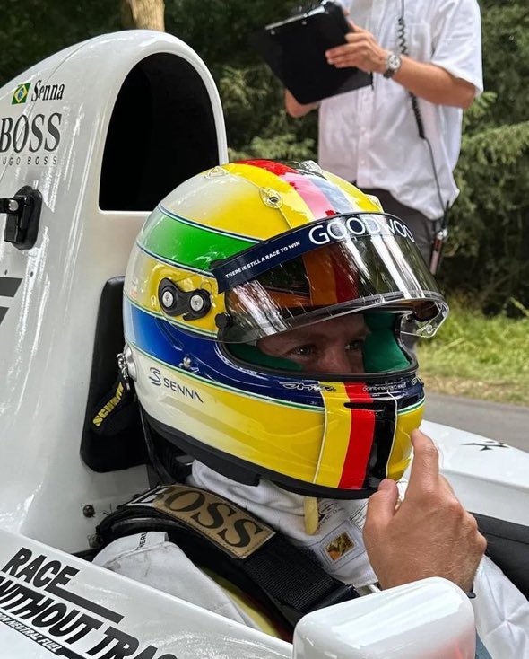 Vettel con el casco tributo a Senna en Goodwood