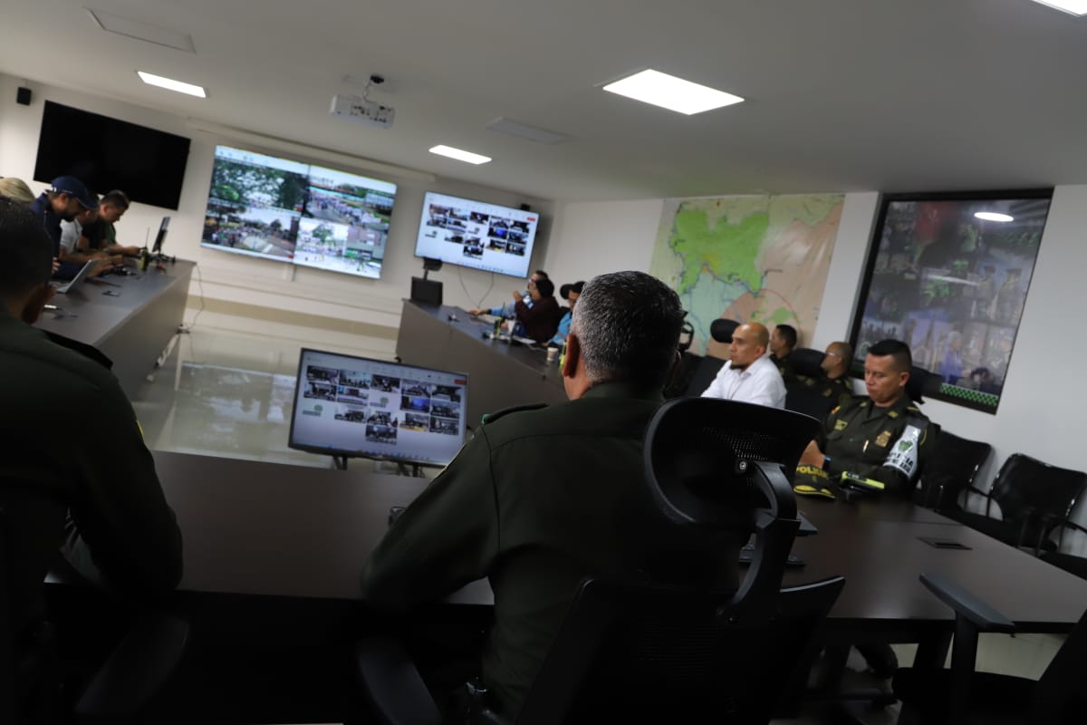 Estamos en el Puesto de Mando Unificado, haciéndole seguimiento a un completo dispositivo de seguridad para garantizar el desarrollo pacífico de la marcha. Se cuenta con la presencia de @CiudadManizales, nuestros uniformados velarán por la seguridad de los participantes.