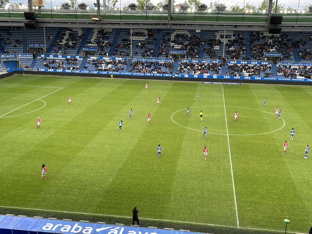 ⚽️ La alcaldesa Maider Etxebarria y la concejala de #deporte Ana López de Uralde animan en #Mendizorrotza a las #Gloriosas en el #derbi contra el @AthleticClubFem dentro de #GloriosasAstea #GloriosasAthletic 
#VitoriaGasteiz #Mendi100 🎂🎂👏👏👏 #Futbol 
🤝@Alaves