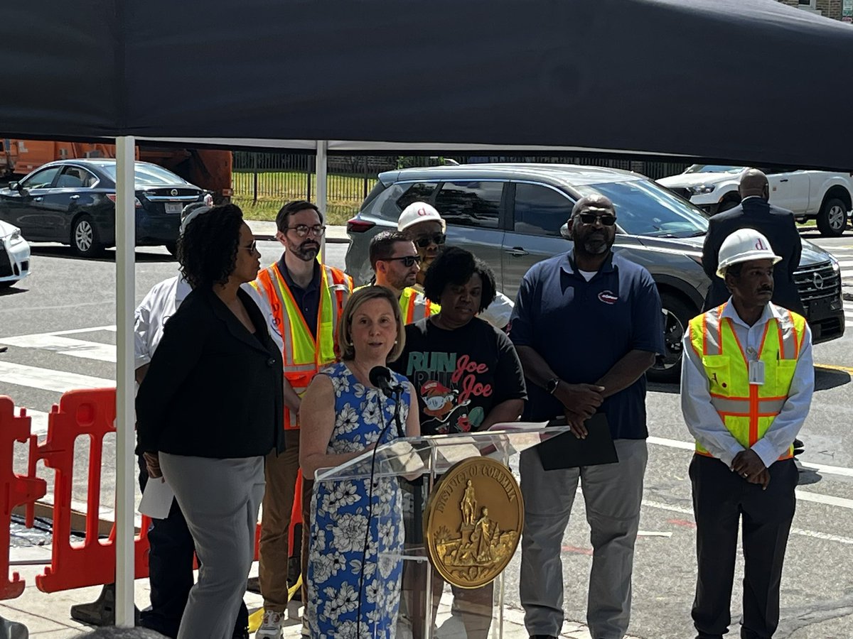 DCDPW's tweet photo. π Up now, Director Sharon Kershbaum energizes the crowd with updates on PaveDCβtransforming our city's transport scene one road at a time!
This flagship initiative isnβt just about repaving; itβs about paving the path to connectivity. π #PaveDC #FutureForward https://t.co/pxqEqGBjXl