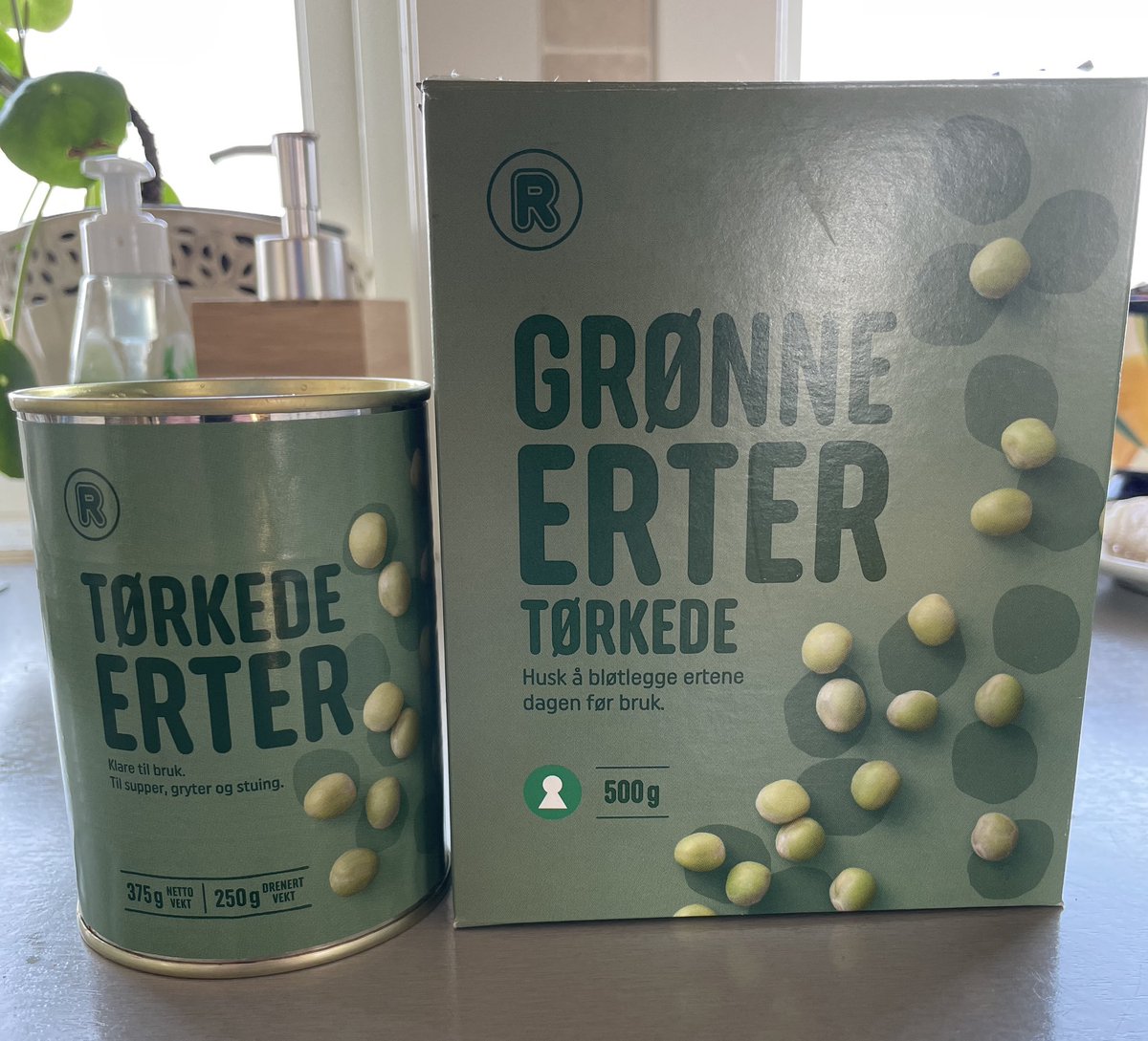 Her kommer en liten oppklaring, @REMA1000_Norge : 
Erter som ligger i lake i en hermetikkboks er ikke nevneverdig tørre. De i kartongen til høyre, derimot …