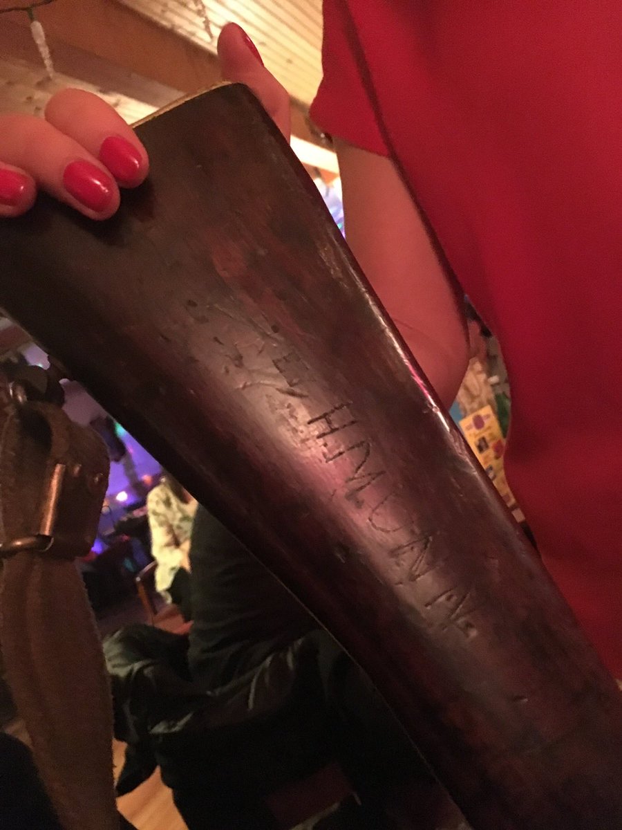 If anyone happens to see a rifle from 1916 with H Munn etched on the handle it belonged to ⁦@ShaneMacGowan⁩ and it was a gift from ⁦@glenhansard⁩ and it would be great to get it back! Thank you everyone for sharing ❤️❤️❤️