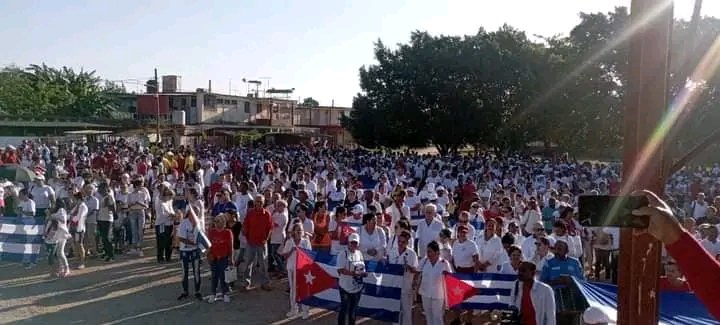 #EducaciónMayabequeMelena dice presente este #1roDeMayo con la activa participación de docentes y trabajadores, junto a niños, adolescentes y jóvenes que marcaron a paso de conga las celebraciones en #MelenaDelSur.
#PorCubaJuntosCreamos
#CubaMined