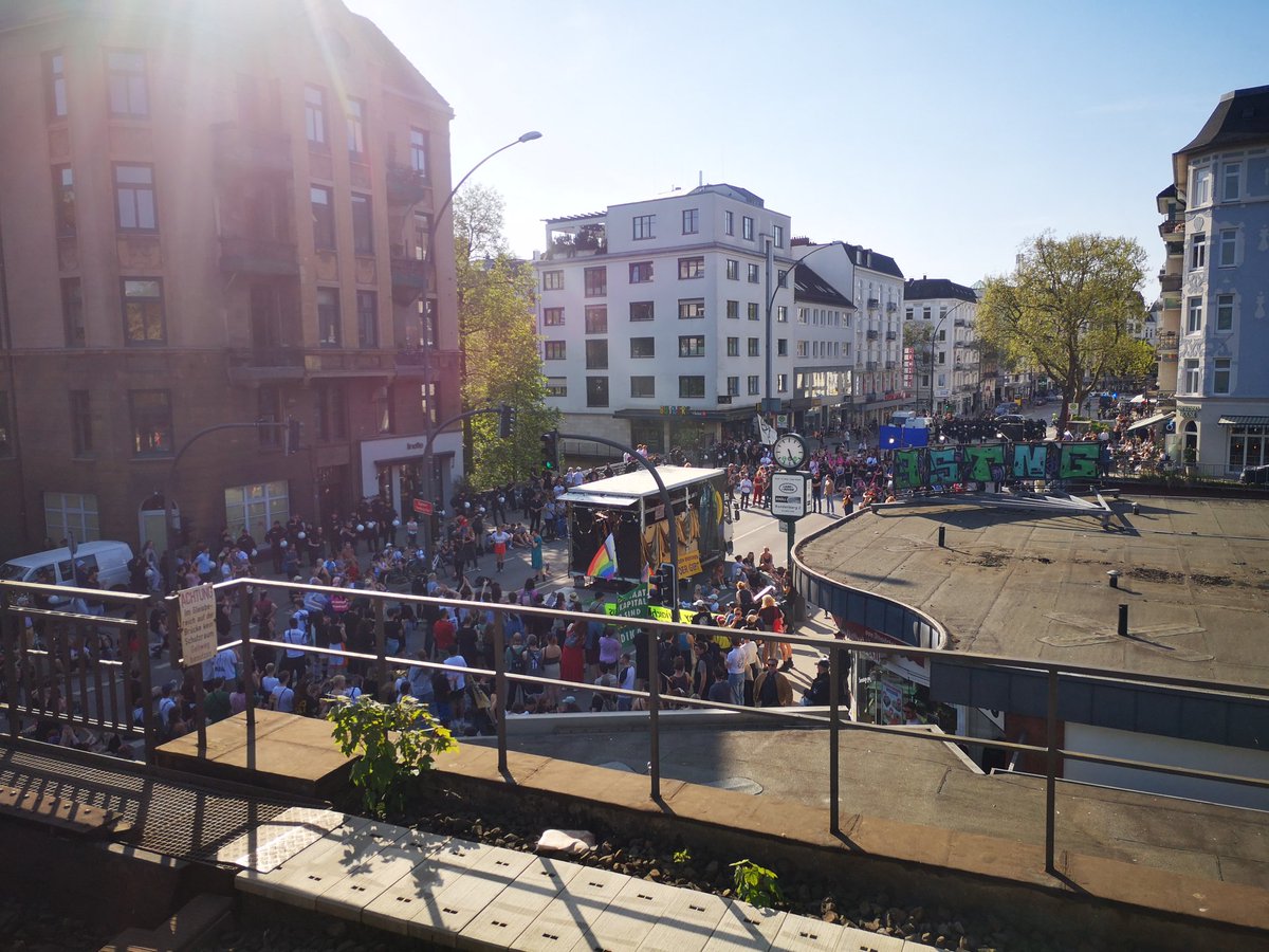 Wir waren wirklich viele Tausend und sind am Abschluss angekommen. Danke an alle die mit uns in Hamburg ein Zeichen Gesetz haben dass wir viele sind die #ReichtumUmverteilen wollen! 💪💪💪