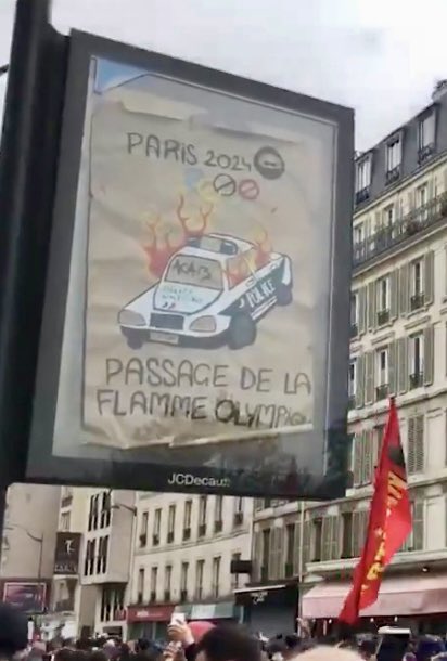 A #Paris l’affiche de la honte Une voiture de #police en flamme.🔥 Comme quai de Valmy à Paris et à Viry-Châtillon en 2016 où nos collègues #policiers🇫🇷 ont été brûlés vifs, grièvement blessés. La haine aveugle ces extrémistes #1erMai #FDO #affichedelahonte 🎥: @CLPRESSFR