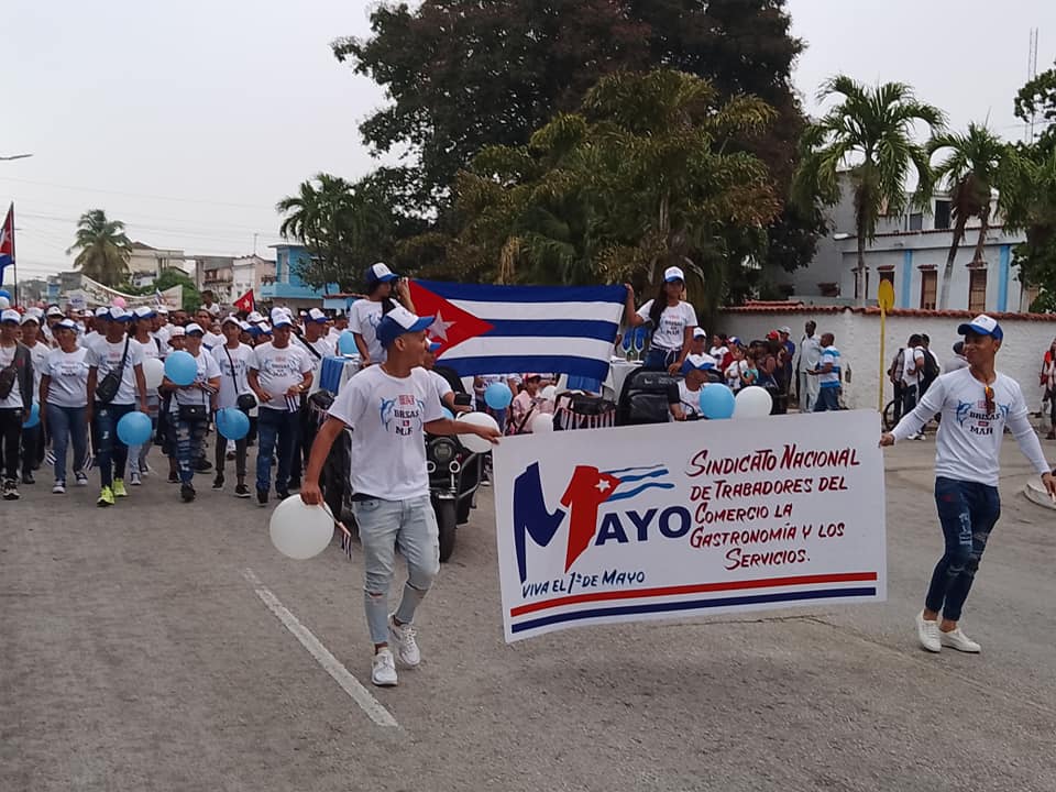 CMKX_English's tweet photo. Thousands of workers, students and people in general marched in #Manzanillo for the celebrations of the International Worker´s Day.
#1Mayo 
#PorCubaJuntoCreamos 
#ProvinciaGranma 
#Cuba https://t.co/yo8RPmvjBv
